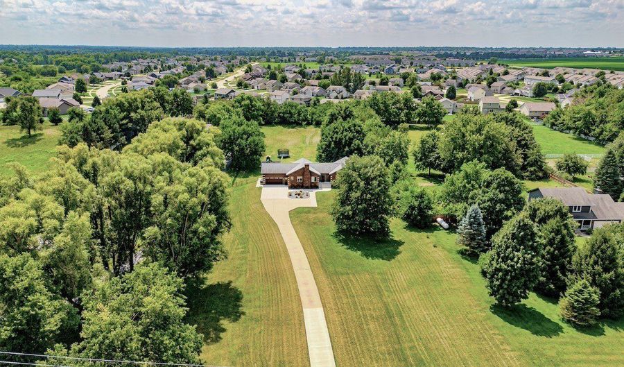 305 NE 54th St, Ankeny, IA 50021 - 5 Beds, 4 Bath