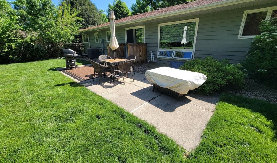 1824 Eisenhower Cir, Aberdeen, SD 57401 - 4 Beds, 3 Bath