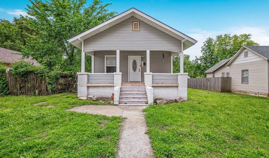 318 W Olive St, Aurora, MO 65605 - 2 Beds, 2 Bath