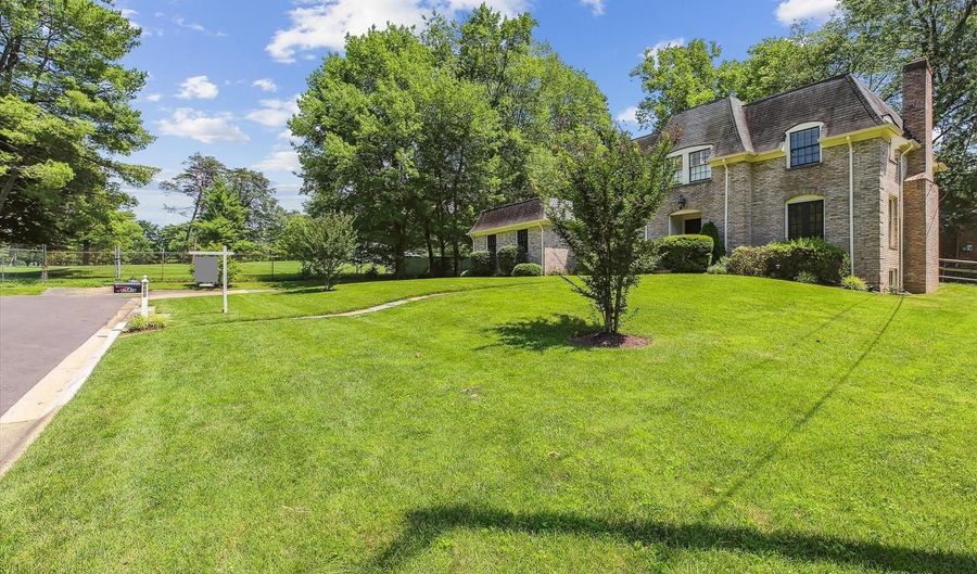 7600 CHARLESTON Dr, Bethesda, MD 20817 - 4 Beds, 4 Bath