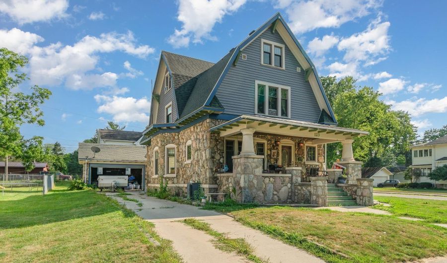 123 W End St, Alma, MI 48801 - 8 Beds, 2 Bath