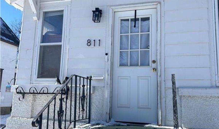 811 6th St NW, Austin, MN 55912 - 2 Beds, 1 Bath
