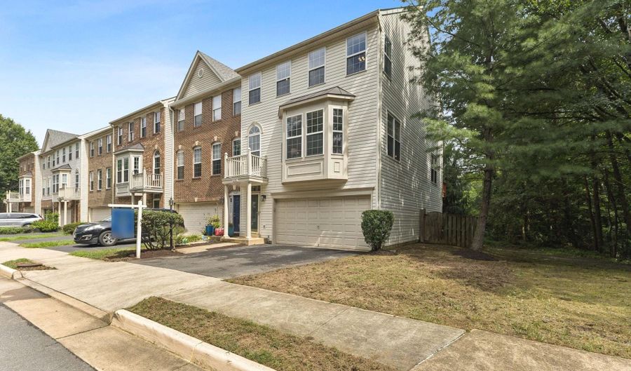 6731 DOROTHY GILES Ct, Alexandria, VA 22315 - 3 Beds, 3 Bath