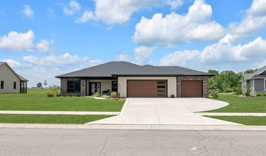 2021 Fairway Dr, Auburn, IN 46706 - 3 Beds, 2 Bath
