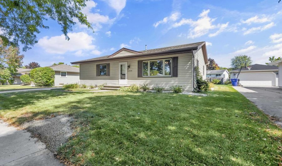 1724 SCHAEFER Cir, Appleton, WI 54915 - 3 Beds, 2 Bath