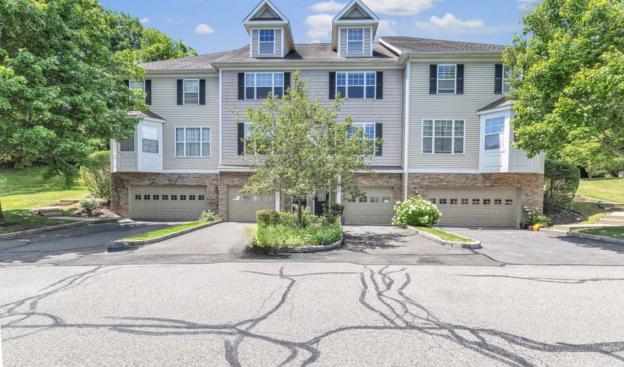 51 Faith Ln 51, Danbury, CT 06810 - 2 Beds, 3 Bath