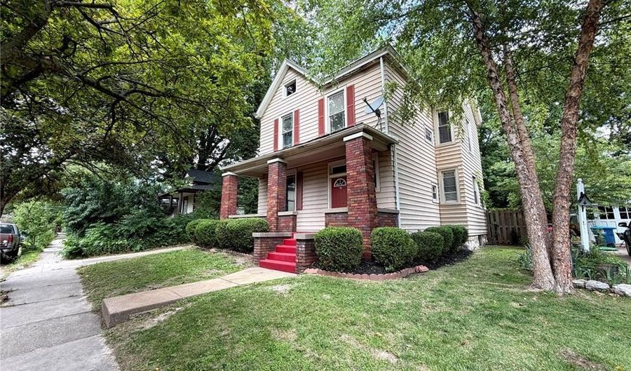 902 Royal St, Alton, IL 62002 - 3 Beds, 2 Bath