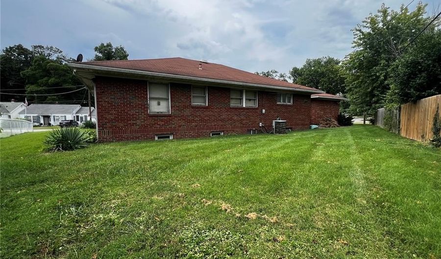 277 Herbert St, Alton, IL 62002 - 3 Beds, 2 Bath