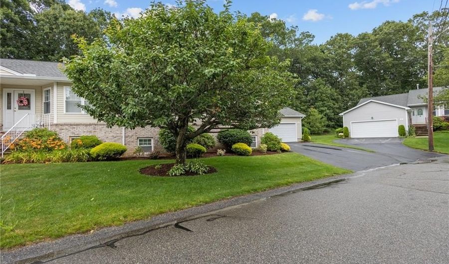 4 Hunters Run, North Providence, RI 02904 - 2 Beds, 3 Bath