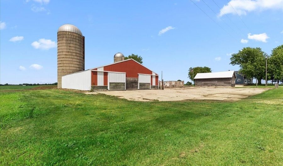 5306 Hillcrest Dr, Allenton, WI 53002 - 4 Beds, 2 Bath