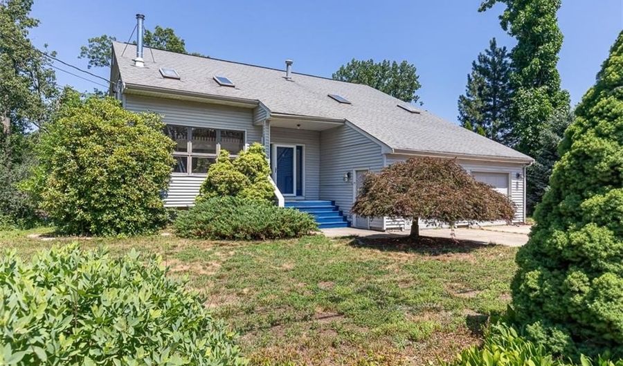 8 Ashley Dr, Lincoln, RI 02865 - 4 Beds, 3 Bath