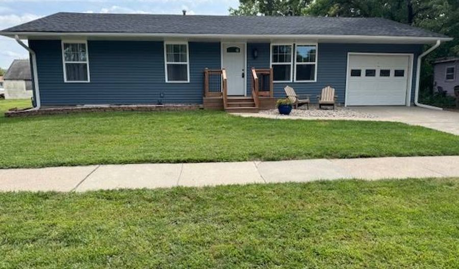 624 J St, Aurora, NE 68818 - 5 Beds, 2 Bath