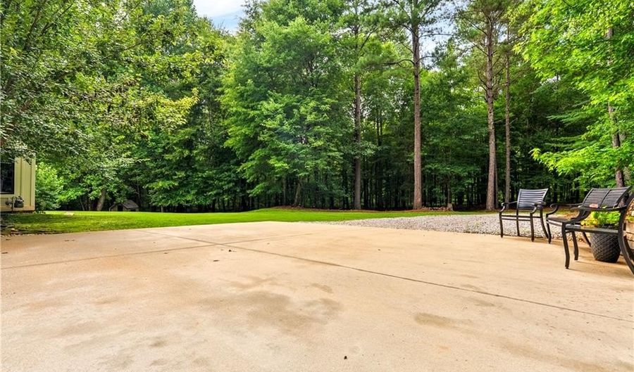 900 DAKOTA Dr, Auburn, AL 36830 - 5 Beds, 3 Bath