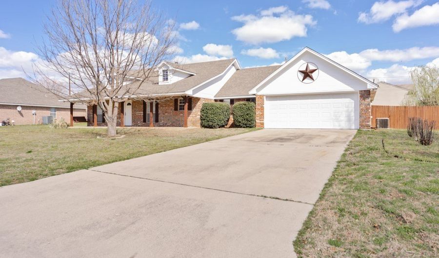 107 Ashley St, Alvord, TX 76225 - 3 Beds, 2 Bath