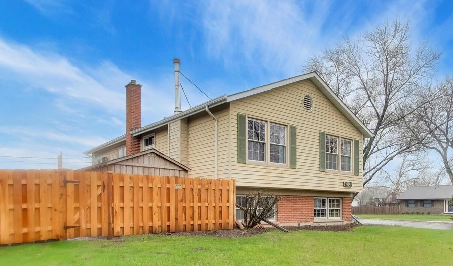 2819 N Kennicott Ave, Arlington Heights, IL 60004 - 4 Beds, 2 Bath