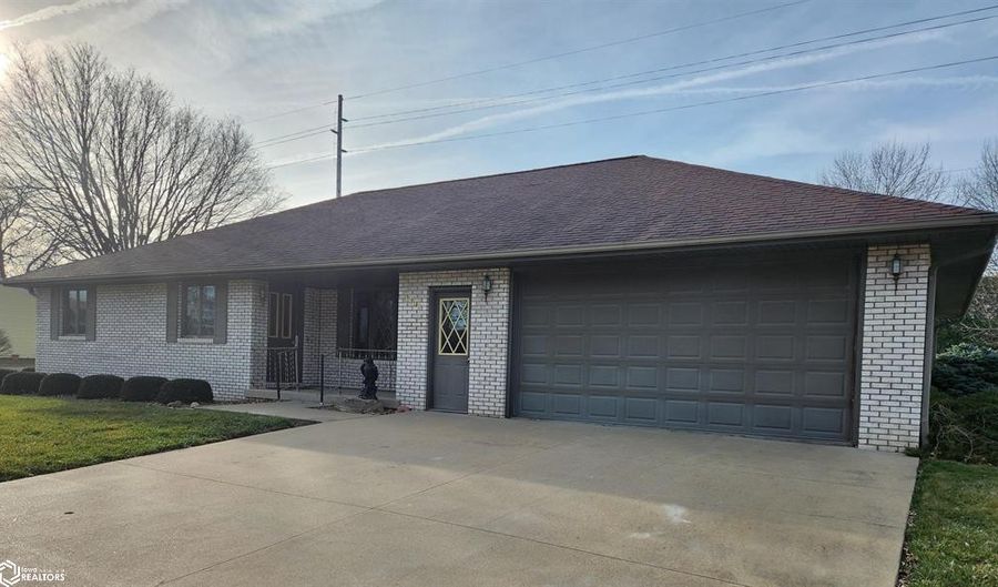 1700 W Larson St, Knoxville, IA 50138 - 3 Beds, 2 Bath