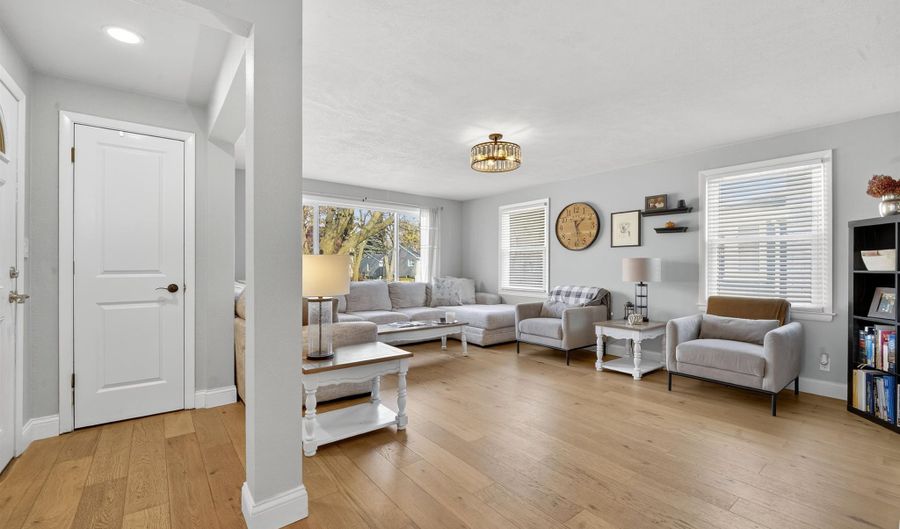 1119 W GLENDALE Ave, Appleton, WI 54914 - 3 Beds, 3 Bath