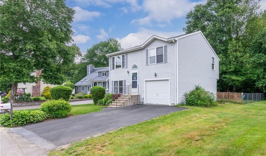 75 Canning St, Cumberland, RI 02864 - 2 Beds, 2 Bath