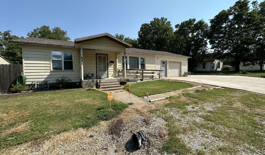 111 W Lee St, Aurora, MO 65605 - 3 Beds, 2 Bath