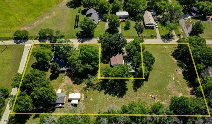 205 S Centennial Rd, Arkansas City, KS 67005 - 3 Beds, 3 Bath