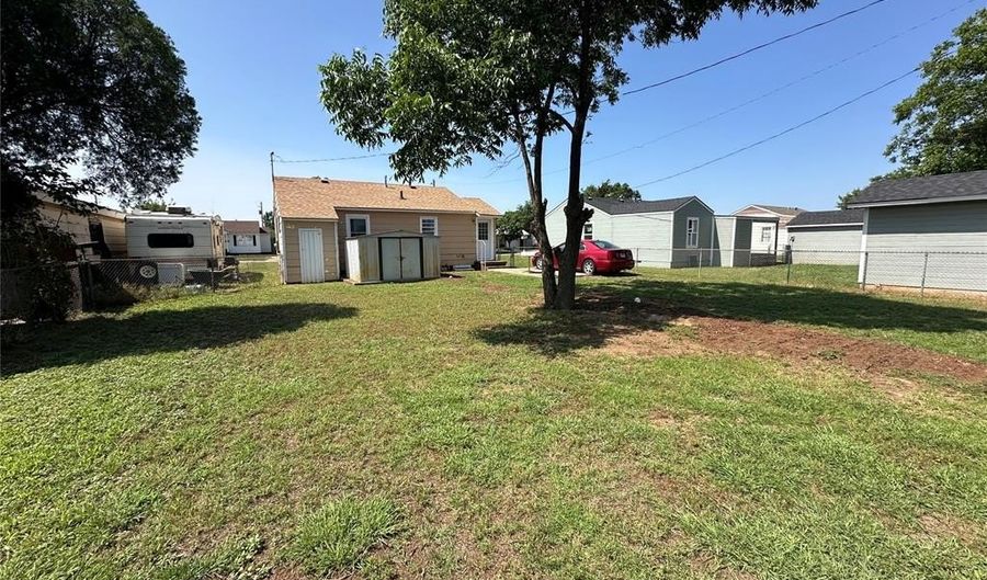 925 E Katy Dr, Altus, OK 73521 - 2 Beds, 1 Bath