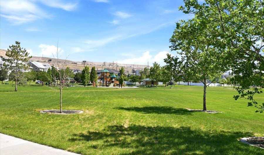 822 W STAR SPANGLED Dr, Bluffdale, UT 84065 - 5 Beds, 4 Bath