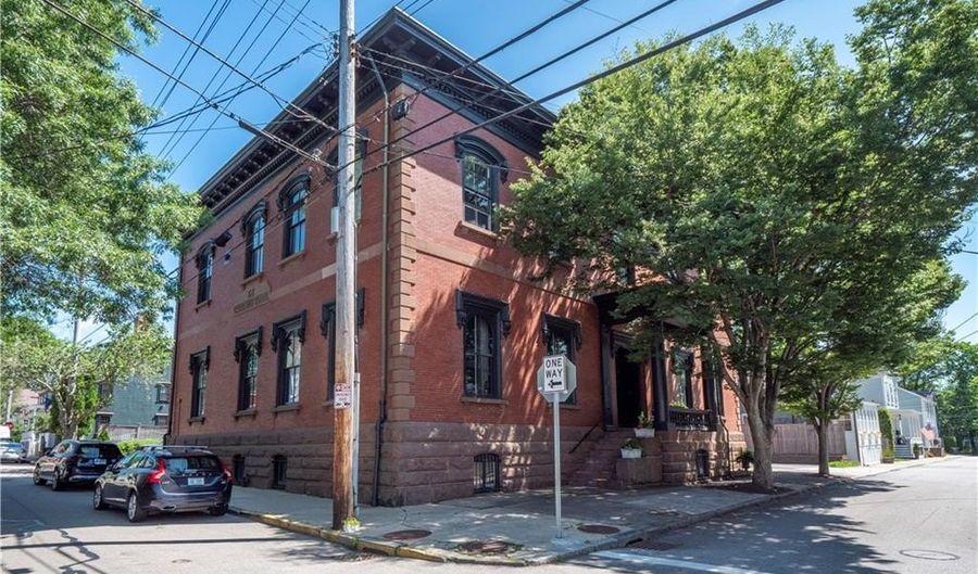 11 Willow St 5, Newport, RI 02840 - 2 Beds, 2 Bath