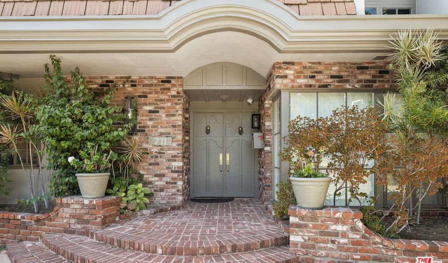 711 N Sierra Dr, Beverly Hills, CA 90210 - 5 Beds, 4 Bath