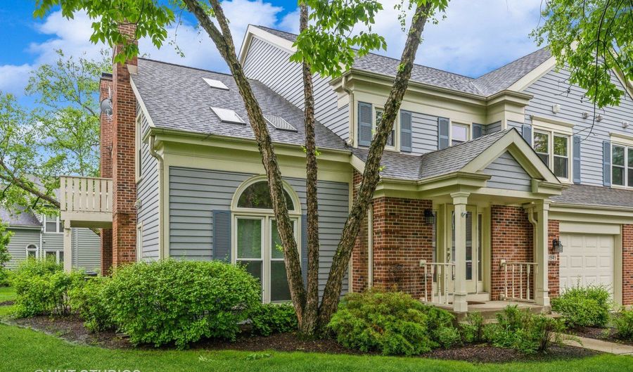 1949 N Charter Point Dr, Arlington Heights, IL 60004 - 3 Beds, 2 Bath