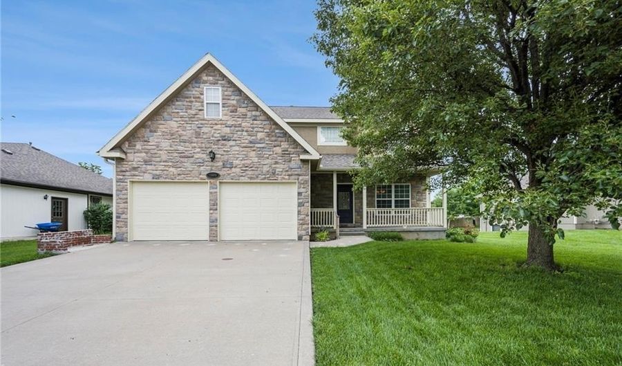 1905 160th St, Basehor, KS 66007 - 4 Beds, 4 Bath