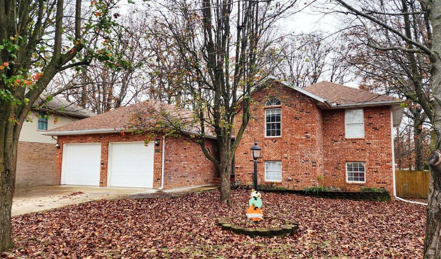 1019 E Daniels St, Aurora, MO 65605 - 4 Beds, 3 Bath