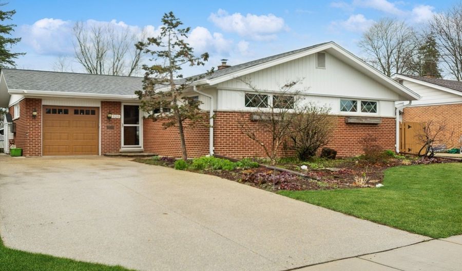 520 S Waterman Ave, Arlington Heights, IL 60004 - 2 Beds, 2 Bath