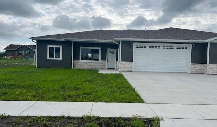 909 S Willet St, Aberdeen, SD 57401 - 3 Beds, 2 Bath