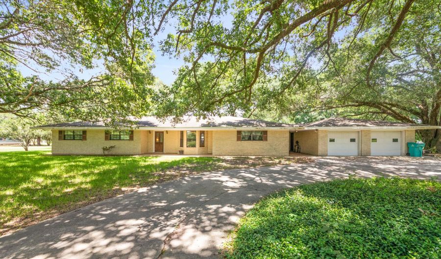 2218 Highway 31, Arnaudville, LA 70512 - 3 Beds, 3 Bath