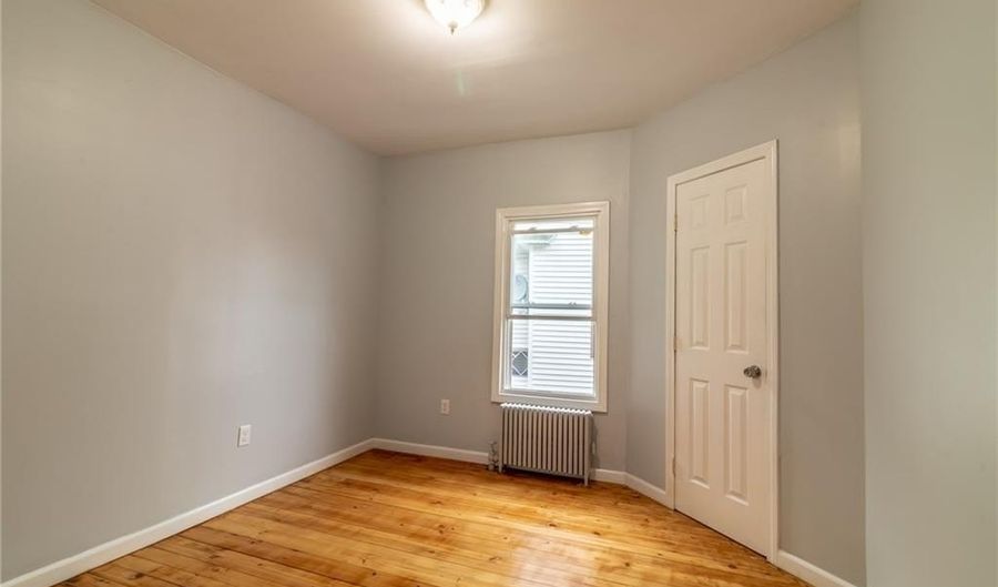 34 Williams St, New London, CT 06320 - 3 Beds, 1 Bath