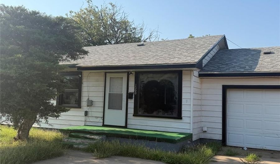 1200 E Cherry St, Altus, OK 73521 - 3 Beds, 2 Bath