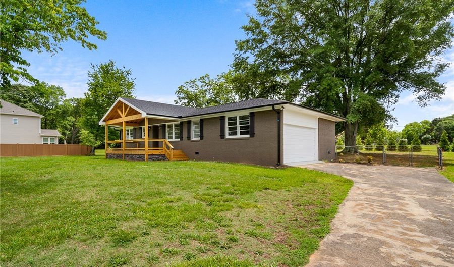 300 Vandiver Rd, Anderson, SC 29621 - 3 Beds, 2 Bath