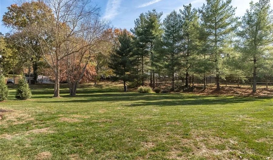 1310 Weidmann Estates Ct, Ballwin, MO 63011 - 3 Beds, 3 Bath