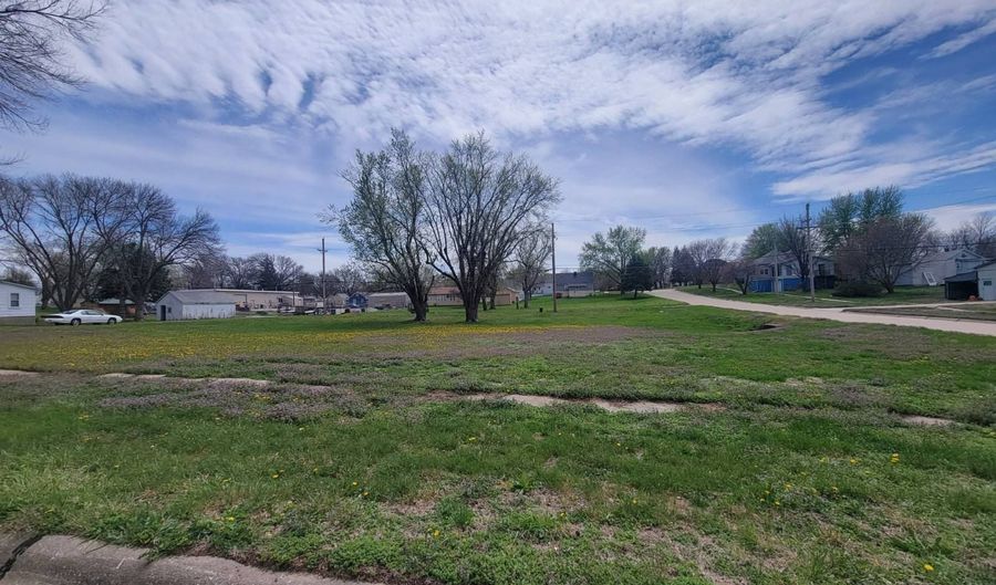 1213-1221 9th St, Auburn, NE 68305 - 0 Beds, 0 Bath
