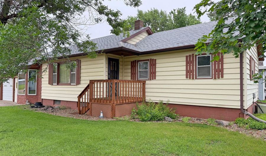 1302 SW 8th Ave, Aberdeen, SD 57401 - 2 Beds, 2 Bath