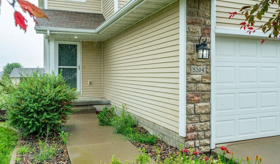 5204 NE Briarwood Dr, Ankeny, IA 50021 - 3 Beds, 3 Bath