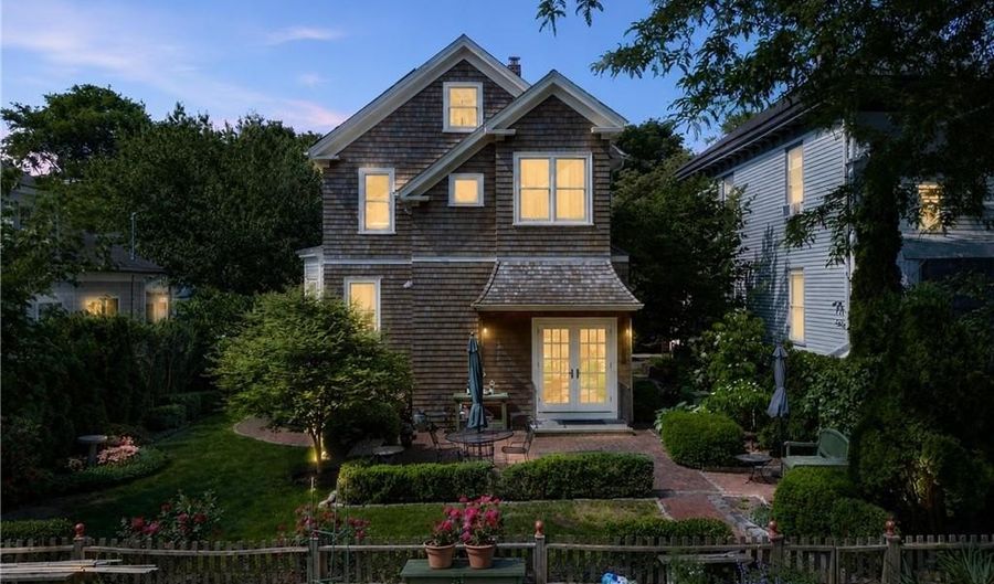 6 Brooks Ave, Newport, RI 02840 - 4 Beds, 3 Bath