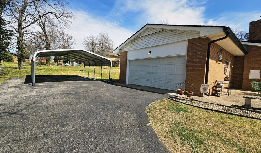 730 E 17th Street Pl, Baxter Springs, KS 66713 - 3 Beds, 2 Bath