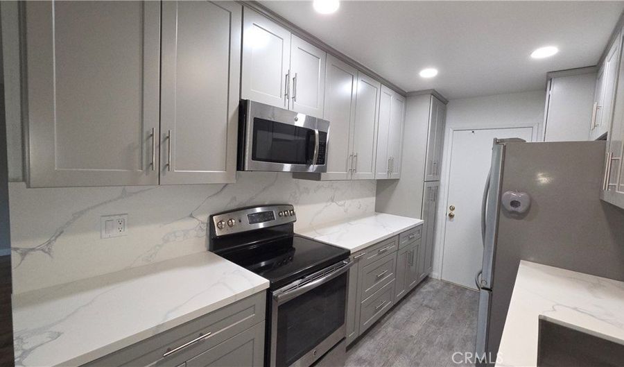 5400 Lindley Ave 105, Encino, CA 91316 - 2 Beds, 2 Bath