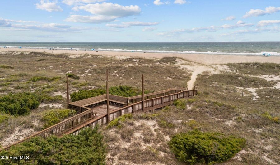 105 Island Quay Ct, Atlantic Beach, NC 28512 - 5 Beds, 4 Bath