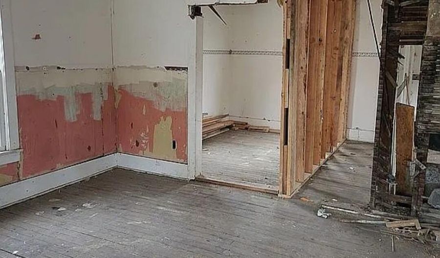 939 Wyandotte Ave, Baxter Springs, KS 66713 - 2 Beds, 2 Bath
