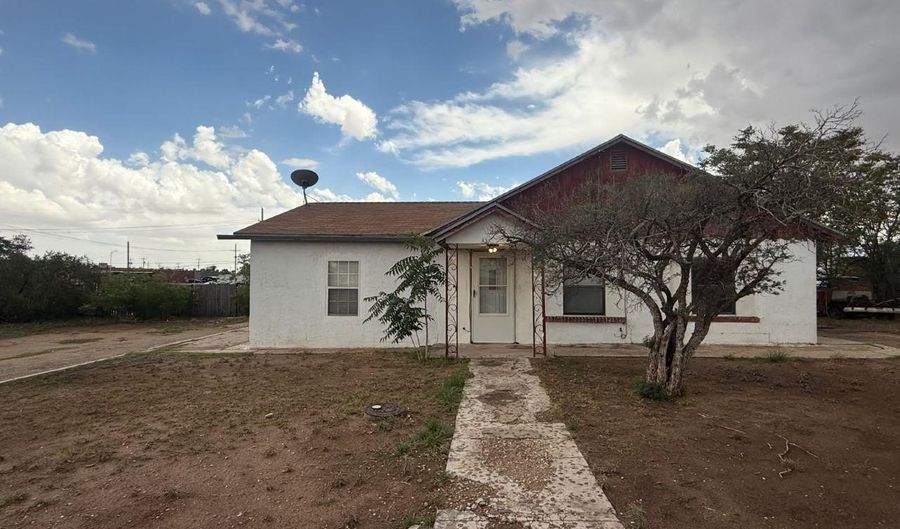 1205 W Stevens St, Carlsbad, NM 88220 - 3 Beds, 1 Bath