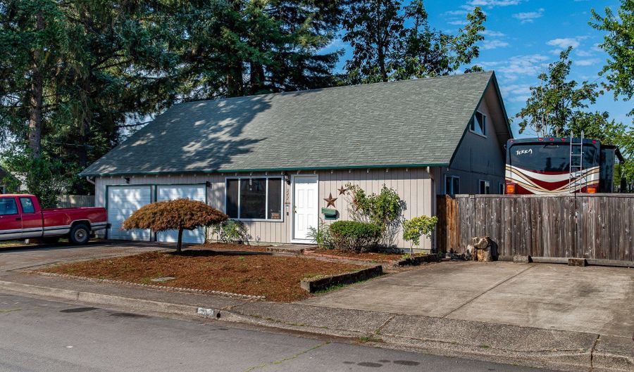 242 38TH St, Springfield, OR 97478 - 4 Beds, 2 Bath