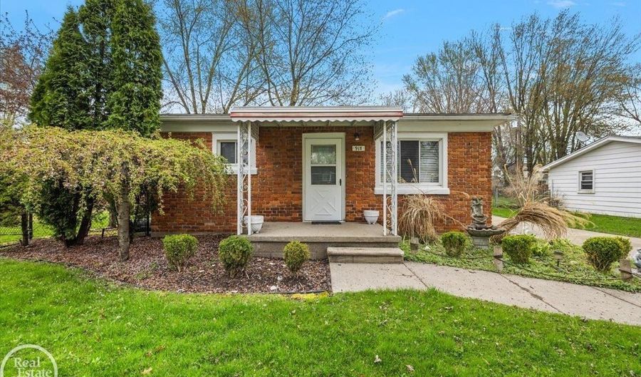 918 Columbia, Algonac, MI 48001 - 2 Beds, 1 Bath