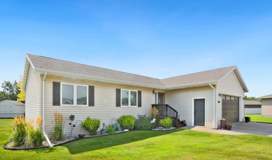 1008 Jade Ct, Aberdeen, SD 57401 - 4 Beds, 3 Bath